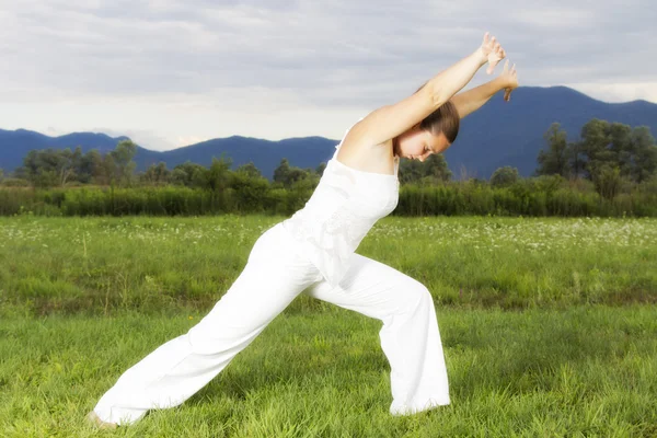 Yoga yapmak çekici genç kadın — Stok fotoğraf