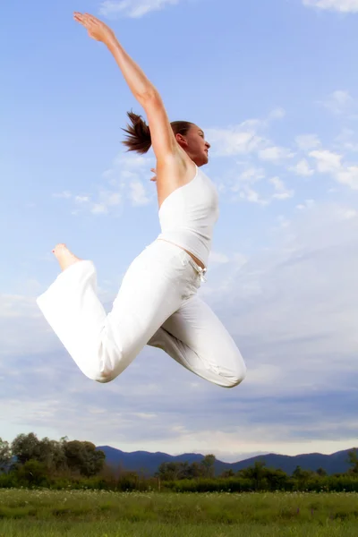 Unga brunhåriga flickan utför yoga - flying — Stockfoto