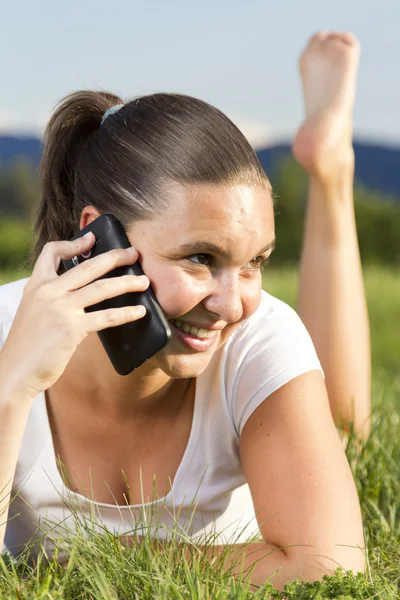 Sorrindo bonito menina falando no telefone — Fotografia de Stock