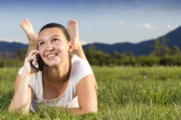 Sorrindo bonito menina falando no telefone — Fotografia de Stock