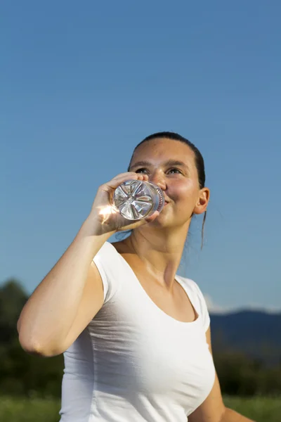 En ung sportig flicka med en flaska — Stockfoto
