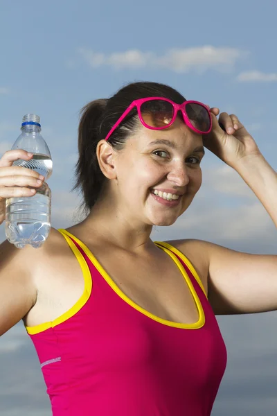 Una giovane ragazza sportiva con una bottiglia — Foto Stock
