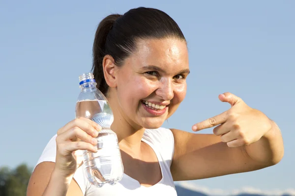 Una joven deportista con una botella — Foto de Stock