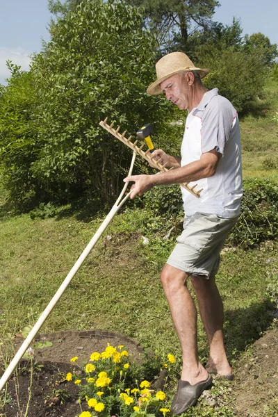 Reparera trä kratta i trädgården — Stockfoto