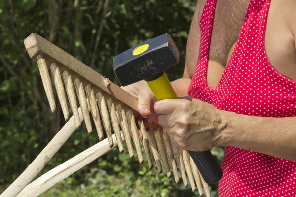 Woman repairing wooden garden rake-closeup — Stock Photo, Image