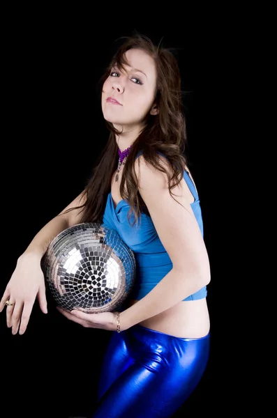 Молодая женщина с диско мяч (4 ) — стоковое фото