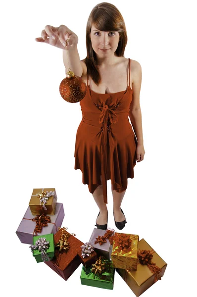 クリスマスプレゼントを持つ女性 — ストック写真