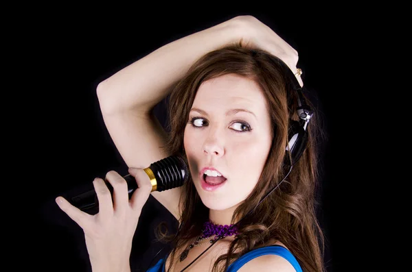 Jeune femme avec microphone — Photo