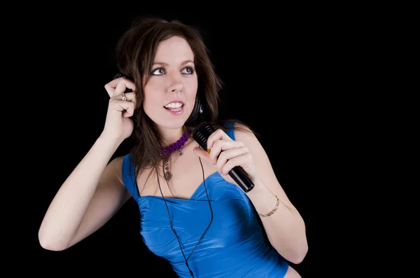 Młoda kobieta z mikrofonem — Zdjęcie stockowe