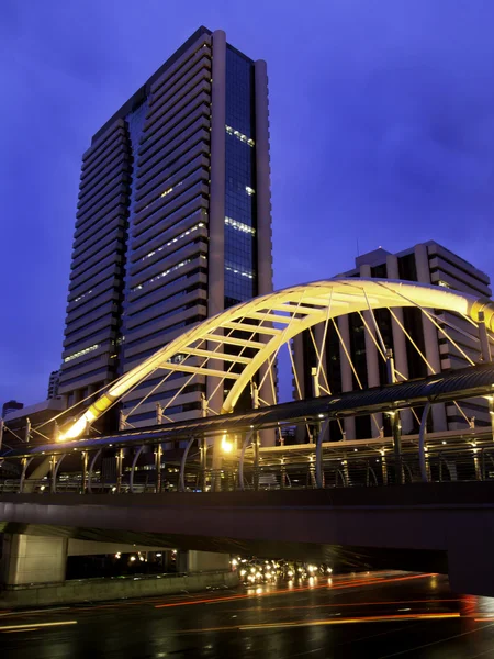 Skywalk met moderne gebouwen, bangkok centrum plein in busine — Stockfoto