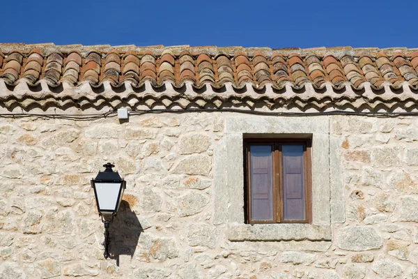 Facciata, finestra e lampada in pietra — Foto Stock