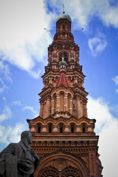 Feodor chaliapin och klocktorn av epiphany kyrka — Stockfoto