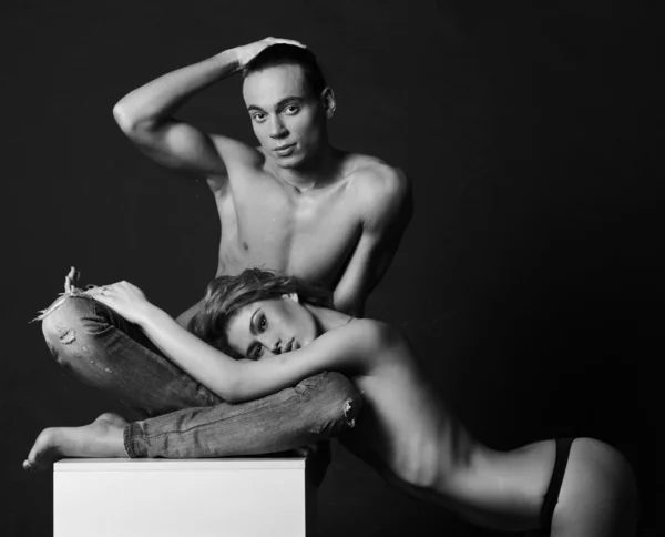 Apaixonado casal fitness sexual posando semi nu no escuro backg — Fotografia de Stock