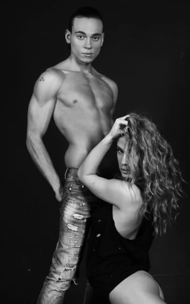 Vášnivé sexuální fitness pár pózuje polo nahý na tmavé pozadí — Stock fotografie
