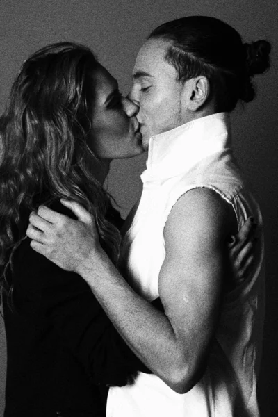 Iki güzel genç öpüşmek, seksi Çift — Stok fotoğraf