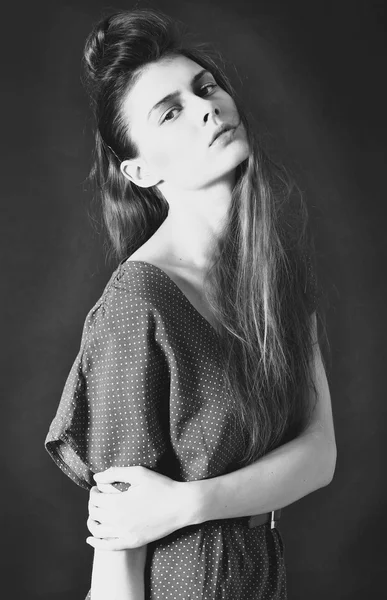 Portret van mooie vrouwelijke model met verbazingwekkende kapsel in bea — Stockfoto