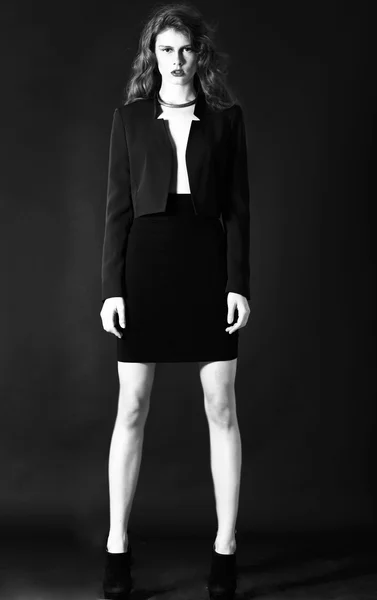 Estudio de fotografía de moda de una mujer vestida con vestido oscuro y chaqueta con — Foto de Stock