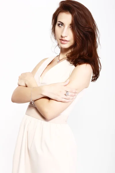Joven atractiva mujer de moda exitosa en vestido blanco elegante — Foto de Stock