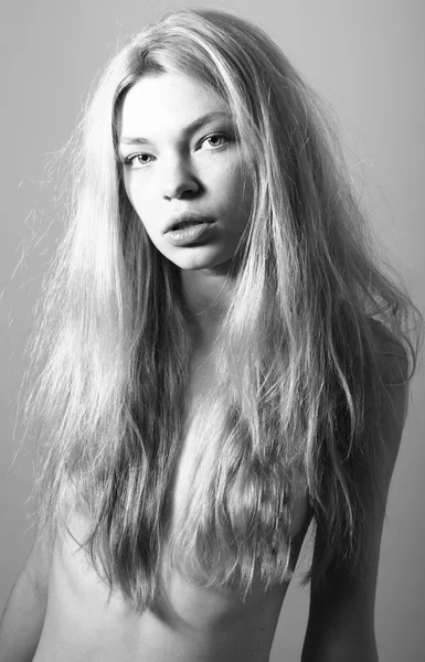 Közelkép a gyönyörű nő, hosszú haj tiszta természetes portréja — Stock Fotó