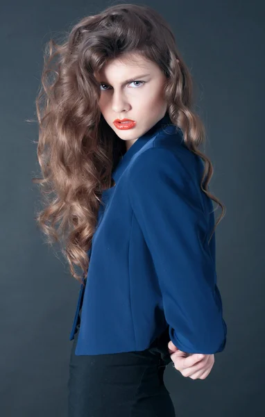 Studioporträt der schönen Frau in blauer Jacke mit erstaunlichen h Stockbild