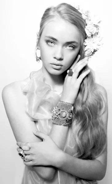 Retrato de bela jovem adolescente em jóias usava blu — Fotografia de Stock