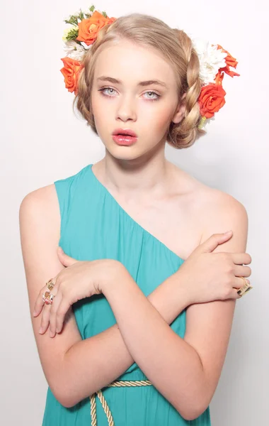 Retrato de bela menina adolescente com flores incrível hairstyl — Fotografia de Stock