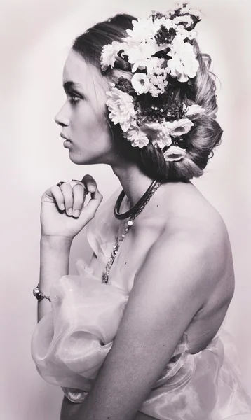Perfil retrato de bela menina adolescente com flores nos cabelos — Fotografia de Stock