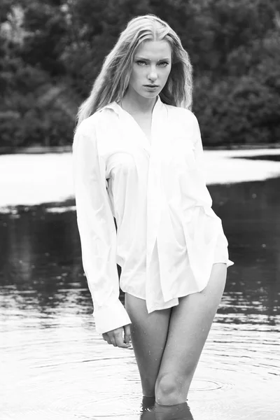 Retrato de hermosa joven mujer próxima de agua en camisa mojada —  Fotos de Stock