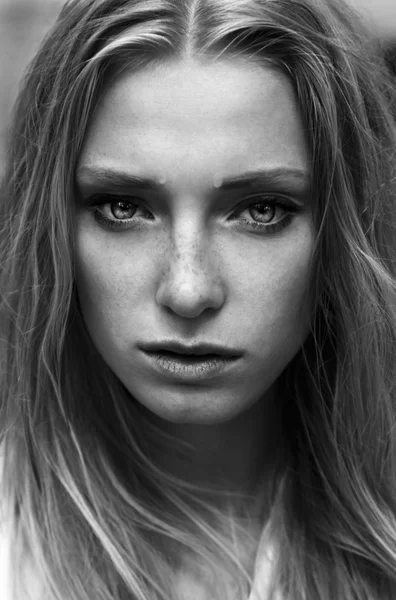 Inanılmaz gözleri olan güzel bir kadın portresi closeup yüzün ıslak — Stok fotoğraf