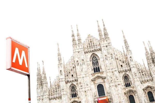 Milan katedrála dóm a metra metra signál. Itálie, Evropa — Stock fotografie