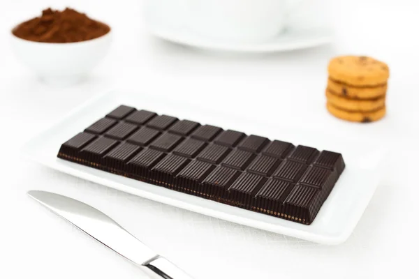 在白色桌布上巧克力黑片、 可可粉、 饼干 — 图库照片