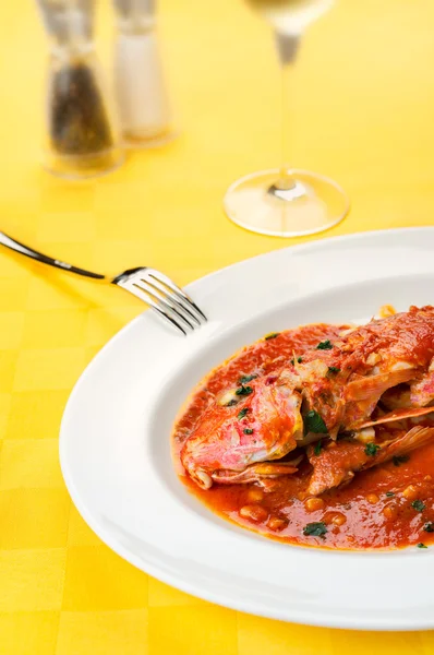 Salmonetes rojos mariscos tomate ajo con copa de vino, sal, pimienta Imagen de archivo