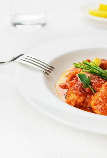 鳕鱼鱼用番茄，海鲜在白色桌布上的草药 — 图库照片