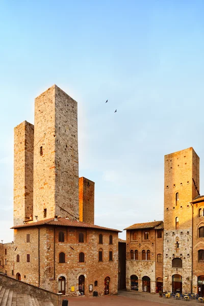 San Gimignano naplemente, tornyok, a központi Erbe tér. Toszkána, ez — Stock Fotó