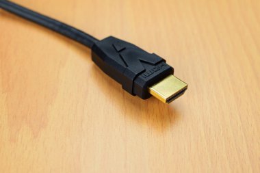 HDMI altın bağlayıcı kablosu ahşap arka plan üzerinde kapat