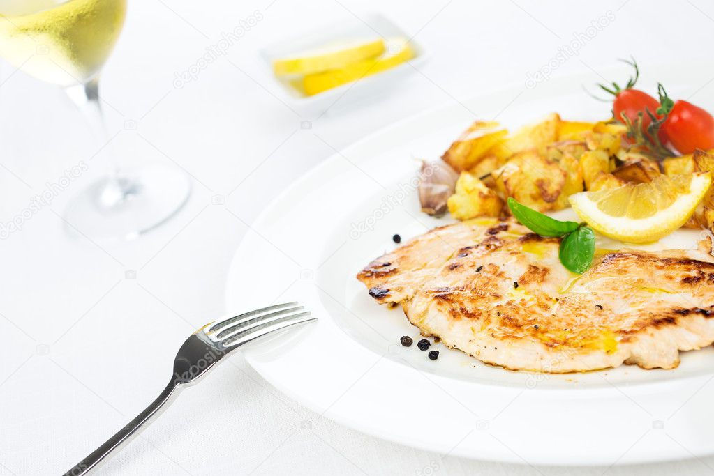Chicken breast grilled with potatoes, tomatoes and spice