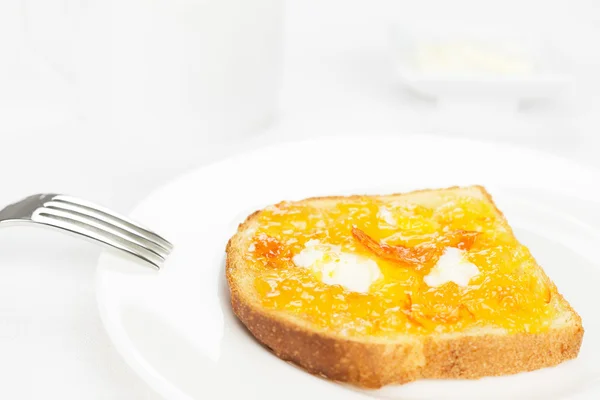 Pequeno-almoço. Torrada francesa, marmelada de laranja, manteiga, garfo e whit — Fotografia de Stock