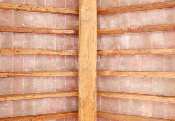 Techo de viga de madera tradicional toscana y patrón de ladrillos rojos. Ita — Foto de Stock