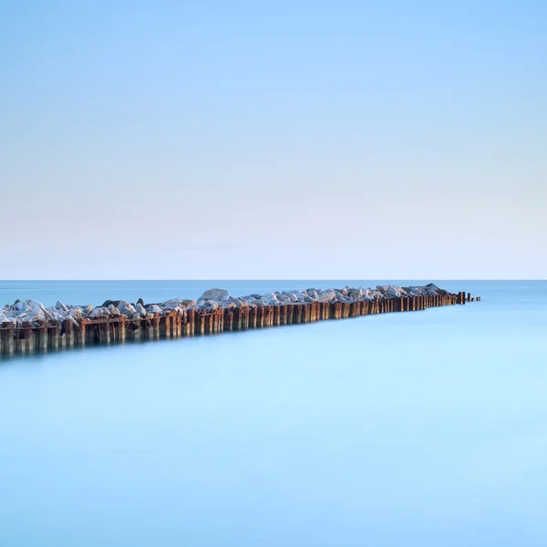 Fiume estuario frangiflutti molo marino. Lunga esposizione . — Foto Stock