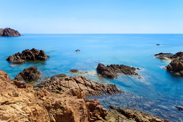 Esterel κόκκινα βράχια ακτή και τη θάλασσα. Cote azur, Προβηγκία, Γαλλία. — Φωτογραφία Αρχείου