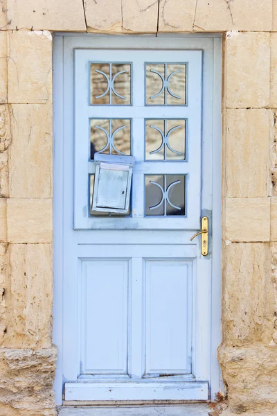 Traditionelle alte blau lackierte Holztür in der Provence, Frankreich. — Stockfoto