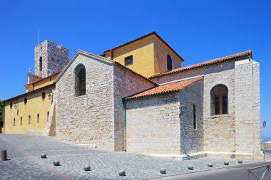 Antibes katedral Batı görünümü. Fransız Rivierası azure sahil, provenc