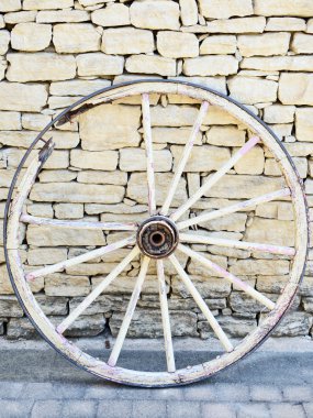 Eski kırık tahta tekerlek Provence, geleneksel duvar geri