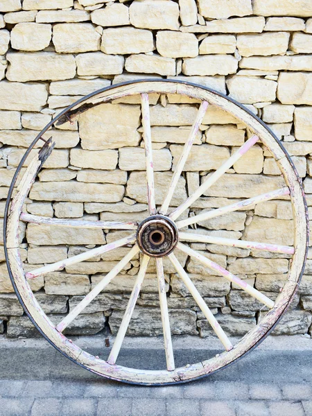 Old Vintage rusak roda kayu di Provence, dinding tradisional kembali — Stok Foto