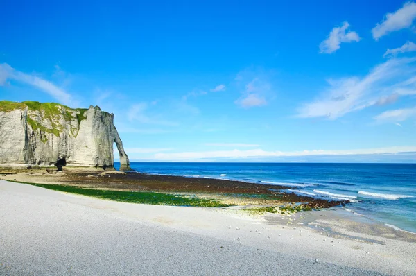 Mezník aval skály Etretat a jeho pláže. Normandie, Francie. — Stock fotografie