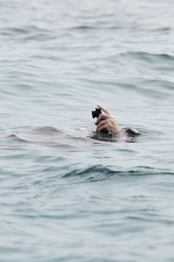 Scuba diver aşağı gidiyor