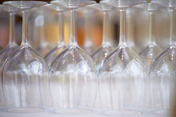 Bicchieri di vino vuoti con decanter di succo d'arancia — Foto Stock