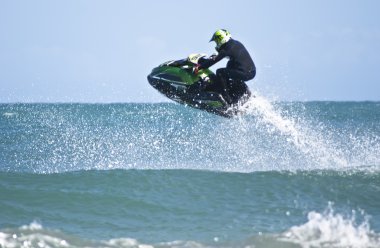 jet ski üzerinde adam atlar