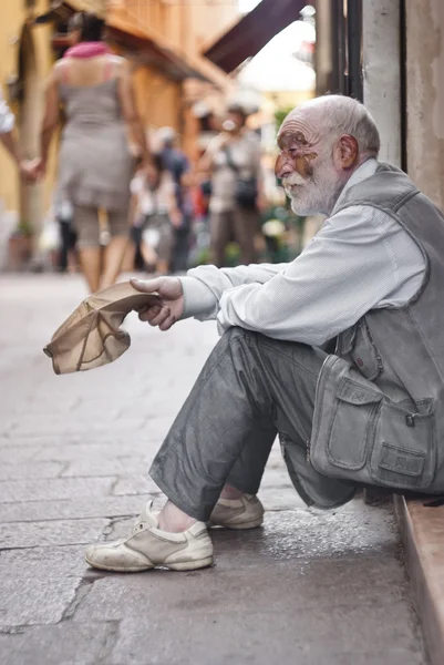 Бездомний просить допомоги — стокове фото