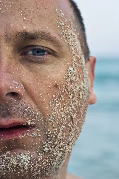 Halve gezicht bedekt met zand — Stockfoto
